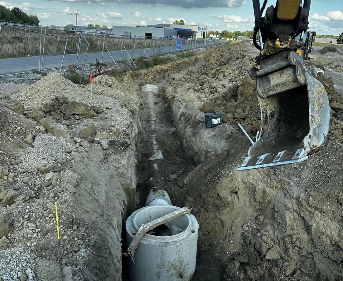 Tiefbauarbeiten mit Bagger auf einer Baustelle